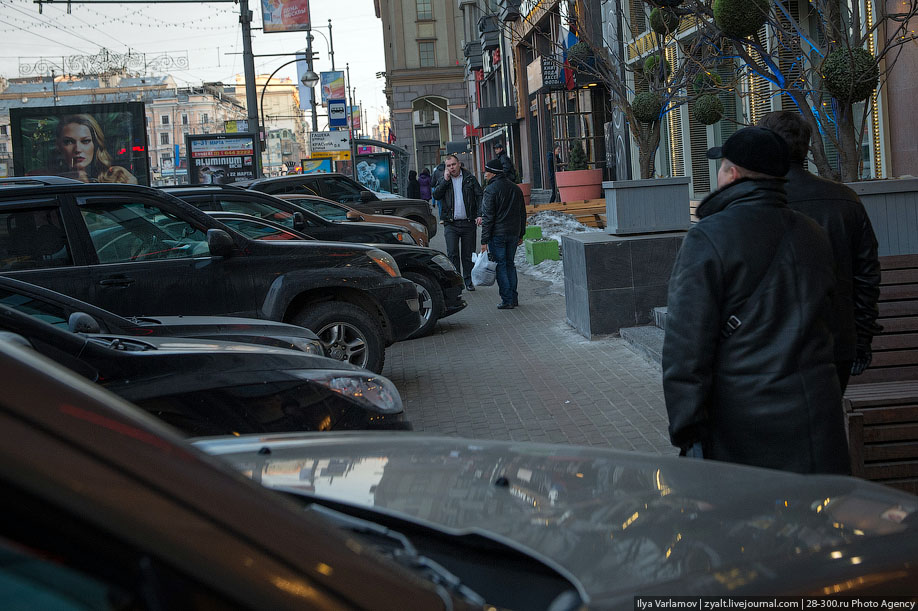 Проблемы москвы. Наведение порядка с парковкой на городских улицах. Varlamov Москва человек среди машин. Как решать проблему с машинами на тротуаре.